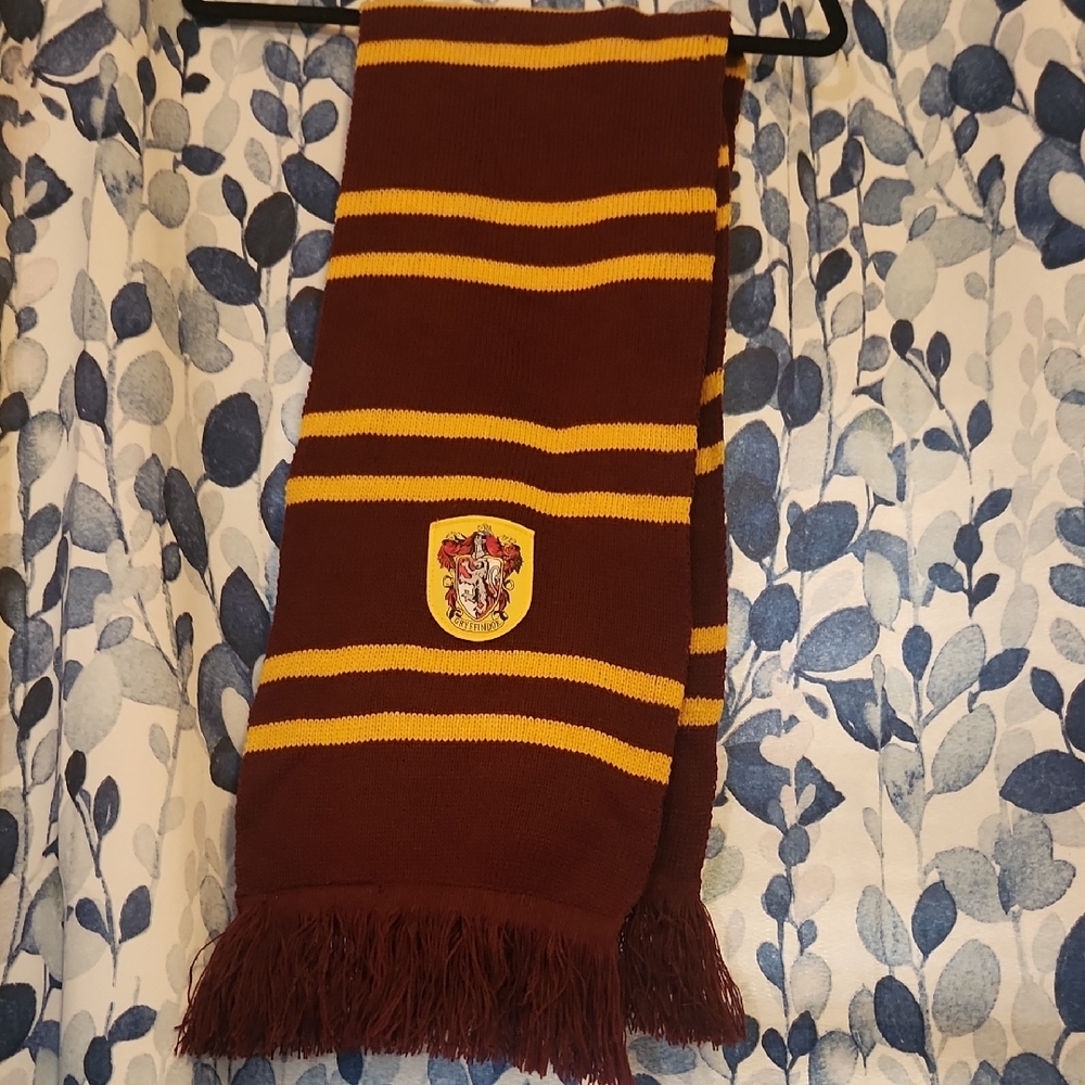 Harry Potter Gryifindor Maroon Gold Striped Winter Scarf with Crest Wizard